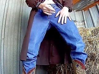 Musclé Cowboy éjacule Une énorme Charge De Sperme Sur Ses Bottes En Jeans, En Plein Plaisir Et Hurlements